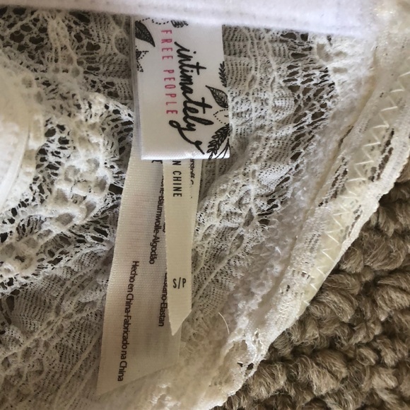 Black lacy camisole - Picture 6 of 6